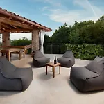 度假居 Oliti With Pool