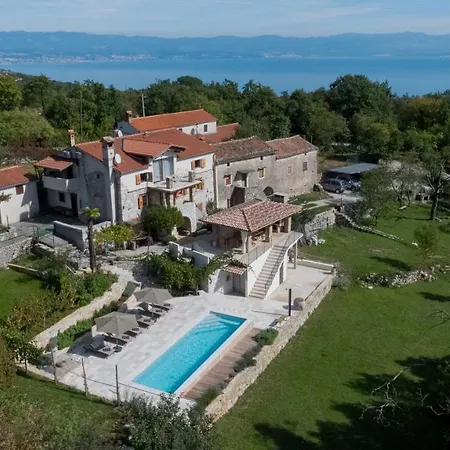 Case de vacanță Oliti With Pool *