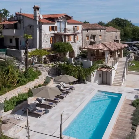 Oliti With Pool Hébergement de vacances *