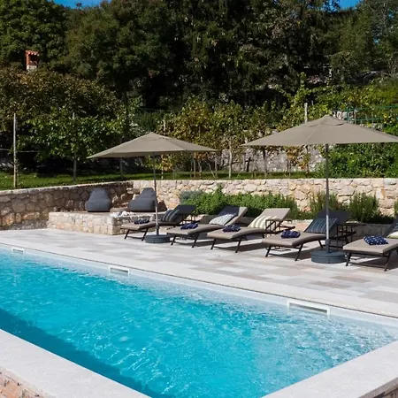 Oliti With Pool Hébergement de vacances *