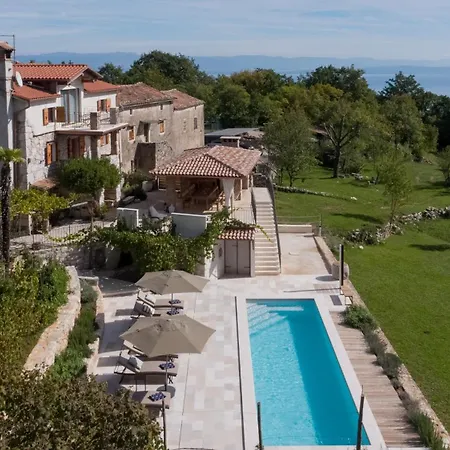 Oliti With Pool Hébergement de vacances *