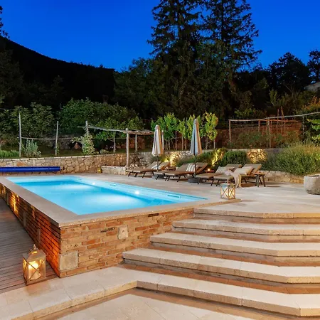 Dom wakacyjny Oliti With Pool
